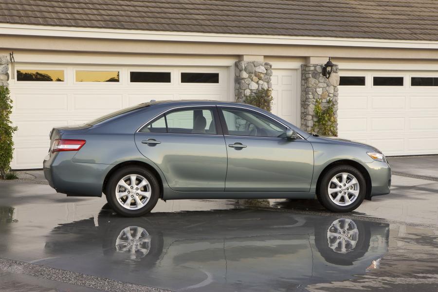  Toyota Camry LE 2010 года  (фото 20 из 20)